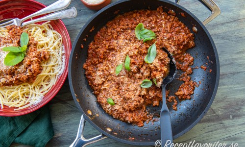 Vegofärssås är en vegan pastasås med sojafärs, krossade tomater, vitlök, lök och örter toppad med vegan parmesanost och färsk basilika. 