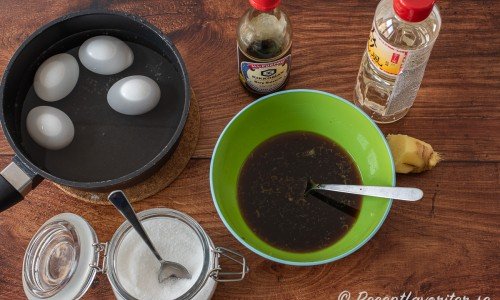 Ägg kokas löskokta och marinaden blandas i en skål. 