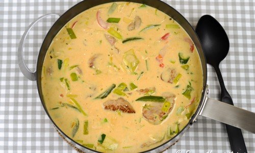 En snabblagad och lyxig gryta med fläskfilé, paprika, grädde, Dijon-senap, dragon och lite curry. 