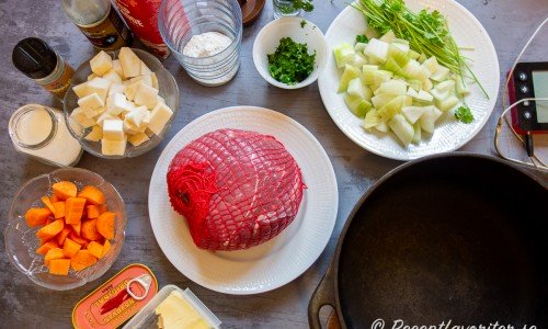 Ingredienser till söndagssteken: 1 bit stek som fransyska, smör, ansjovis, morot, salt, rotselleri, vitpeppar, kinesisk soja, grädde, vetemjöl, kruspersilja samt gul lök. 