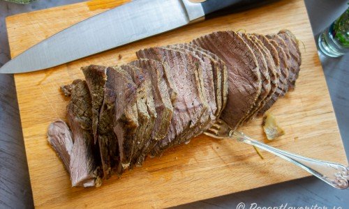 Steken skärs upp i så tunna skivor du kan mot köttfibrerna. 