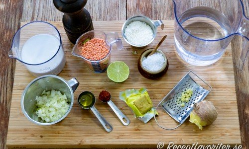 Ingredienser till soppan - kokosmjölk, hackad lök, röda linser, olja, röd currypasta, lime, kokosflingor, grönsaksbuljong, färsk ingefära, vatten, svartpeppar och flingsalt. 