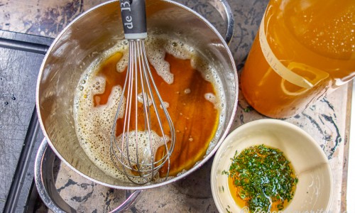 Brynt smör, plockad och hackad färsk timjan med lönnsirap i skål samt cidervinäger för smaksättning. 