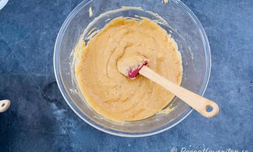 Rör ut den mosade sötpotatisen i smeten. 
