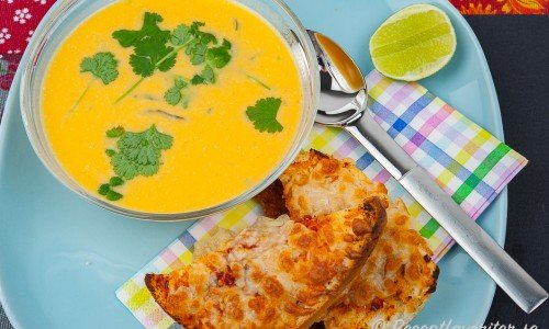 Pizzamackorna serverade till en sötpotatissoppa på tallrik