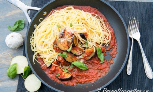 Spagetti alla Norma med tomatsås och aubergine