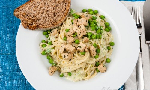 Vegetarisk spagetti med broccolisås, tofu och gröna ärtor. 