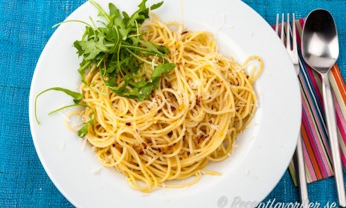 Spagetti med chili och vitlök på tallrik