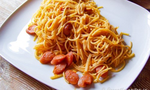 Spagetti med korv på tallrik