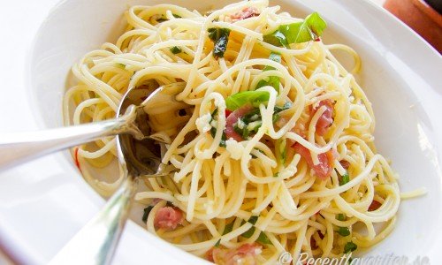 Blanda spagetti med lufttorkad skinka och färsk basilika