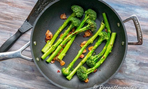 Stekt sparrisbroccoli med vitlök, chili och soja på asiatiskt vis i stekpanna 