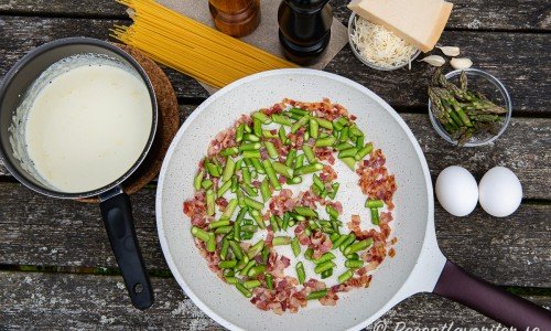 Ingredienser till sparriscarbonaran: grädde, spagetti; svartpeppar, salt, sparris, bacon, riven parmesan, vitlök och ägg.  