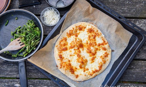 Grunden till pizzan är bakt och redo att toppas med fräst sparris, pecorino och brynt smör. . 