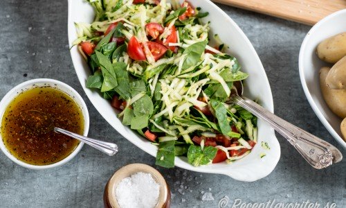 Spenatsallad med tomat och zucchini
