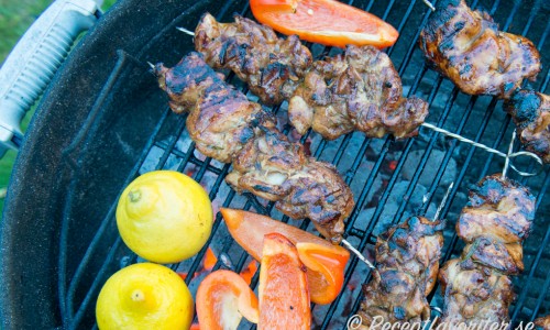 Kycklingspetten på grillen. 