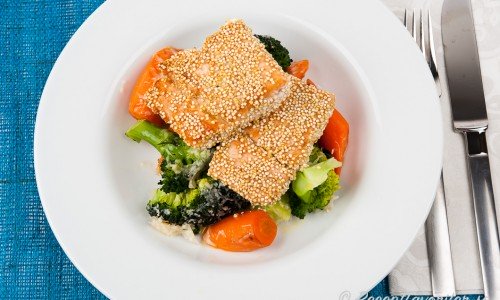 Quinoa-panerad lax med grönsaker. 