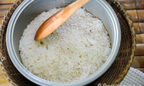 Kokt ris att använda till det stekta riset