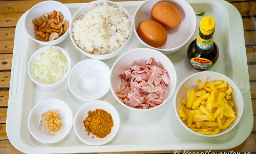 Ingredienser till stekt ris med ananas på bricka