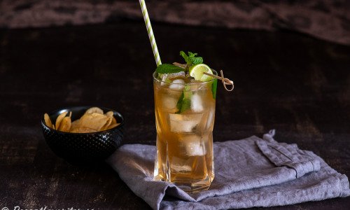 Suffering Bastard får smak av lime, angostura bitter och ginger beer. Grunden är konjak och gin. 