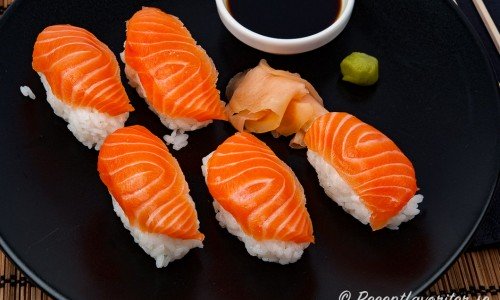 Recept på sushi i olika former som Nigiri-sushi med lax ovan