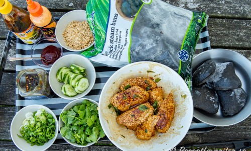 Ingredienser till fyllningen av bao bullarna: Salladslök, marinad till tempeh, gochujan chilisås, hoisinsås, srirachamajonnäs, jordnötter, gurka, färsk koriander, frysta svarta bao bröd samt marinerad tempeh. 