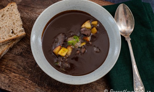 Svartsoppa har en fyllig smak från kryddnejlika, kryddpeppar, ingefära, konjak och madeira.  