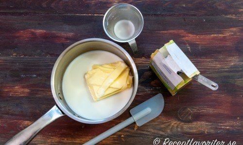 Gör fyllningen av mjölk samt smör genom att värma upp tills smöret smält och sedan blandas med vaniljsocker. 