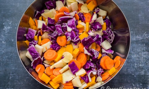 Tips Läs mer om vad som händer vid syrning och vad man ska tänka på i mitt recept på surkål. 