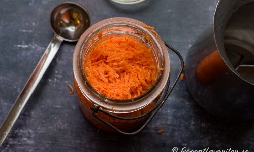 Lägg över morötterna i en glasburk med lock. 