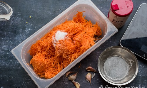 Massera morötterna med salt. 1,5% salt per 1000 gram morötter = 15 gram hushållssalt. 
