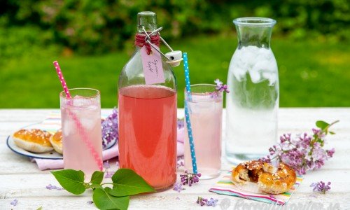 Gör saft av syrenblommor och servera med is. 