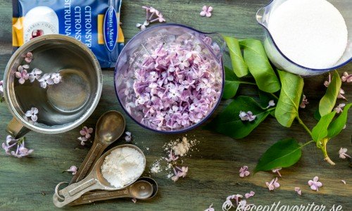 Ingredienser till syrensirapen - syrenblommor, vatten, socker, citronsyra, vaniljsocker och natriumbensoat. 