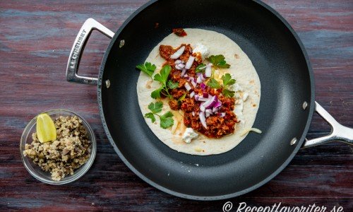 Tacofärs på tortilla i panna med tillbehör