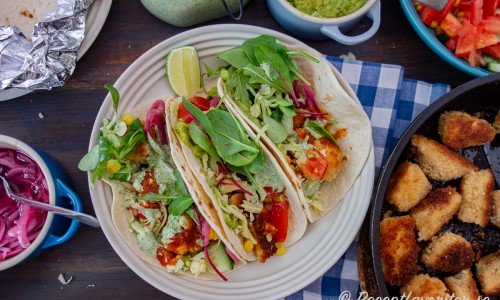 Tacos med pankopanerad lax och goda tillbehör. 