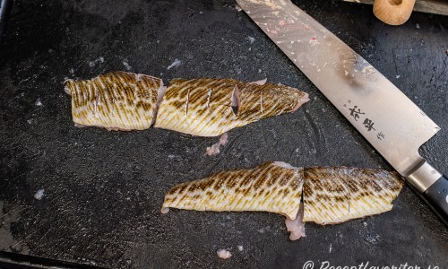 Fisken skärs i filéer och benas ur sedan skär man små snitt i skinnet så att fisken ej krullar ihop sig vid tillagning.  