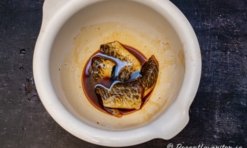 Fiskfiléerna marineras i soja, färsk riven ingefära och japanskt risvin mirin. 