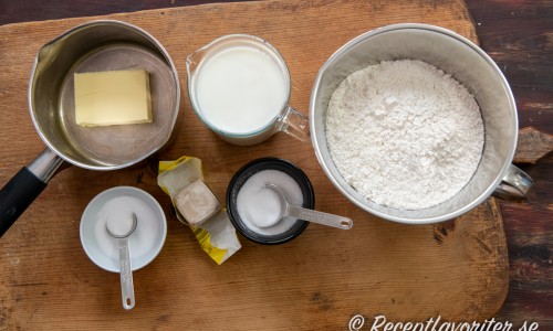 Till tekakorna behöver du smör, salt, jäst, mjölk, socker och vetemjöl. 