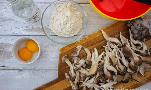 Ingredienser: äggulor, vetemjöl och vichyvatten till frityrsmeten - tempuran; samt rensad ostronskivling i bitar. 