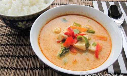 Thaigryta med kyckling och röd currypasta