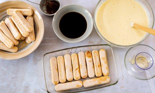 Doppa kexen i kaffe och lägg sedan i botten på en rektangulär form med plats för hälften av kexen ca 15 kex. 
