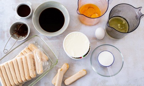 Till Tiramisu behöver du kakao, Marsala, kaffe, savoiardikex, mascarpone, äggulor, äggvitor och socker. 