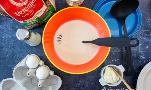 Ingredienser till plättarna: ägg, vetemjöl, mjölk, salt och bakpulver. 
