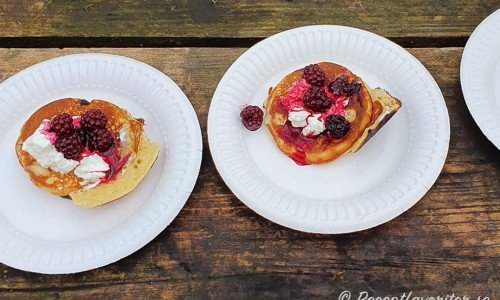 Plättarna serverade som efterrätt på utflykt vid elden med vaniljkvarg och björnbär. 