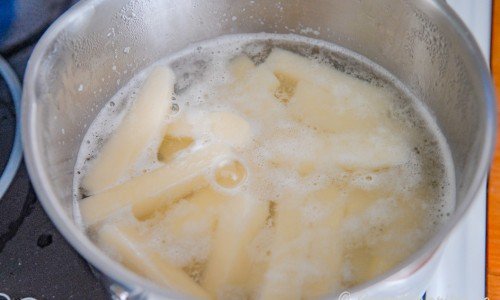 Istället för att förfritera potatisen kan man koka den mjuk i vatten. 