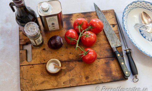 Till tomatsalladen behöver du olivolja, svartpeppar, flingsalt, olivolja, rödlök samt mogna tomater. 