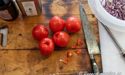 Skär bort blomfästena på tomaterna. 