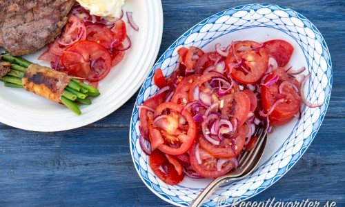 Tomat- och rödlökssallad passar som sallad till det mesta. 