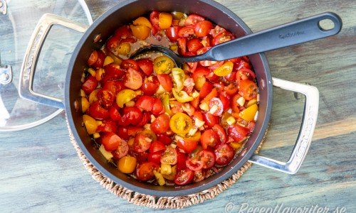 Tomaterna kokas ihop med äpple, lök och kryddor 