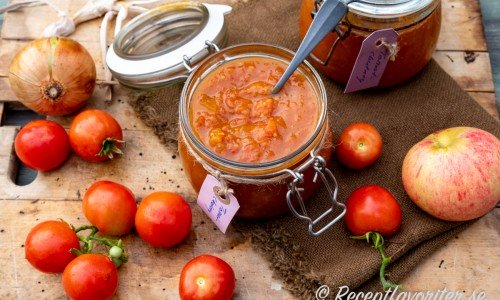 Koka chutney på köpta eller hemodlade tomater. 