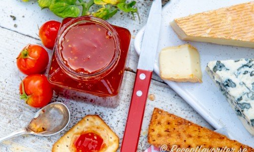 Tomatmarmelad med röda tomater till ostar